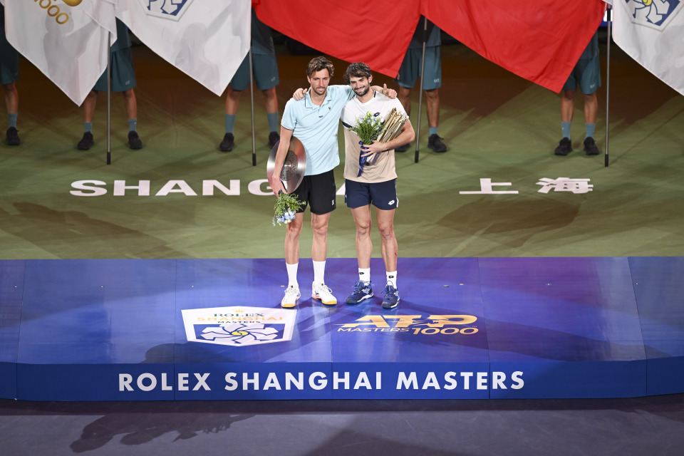 点消费区域, 露地写下, 雕像