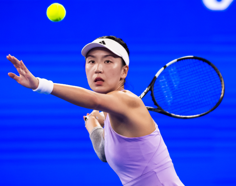 娃连扳两盘, 负亚历山德